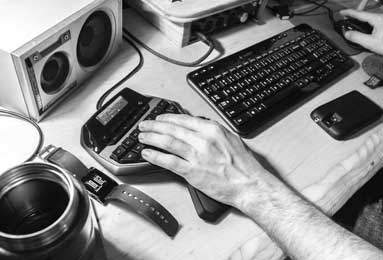 日本国脚竟拿战犯照片合影，英超球队道歉！日本政界人士：“高市早苗已不具备首相资格”