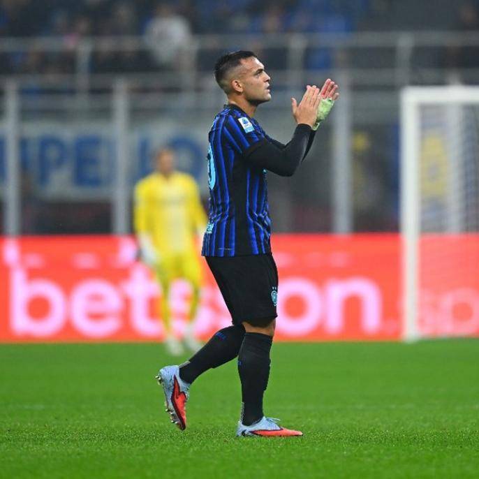 登顶意甲第一！劳塔罗领跑射手榜，国米4-0科莫三连胜宣战利物浦